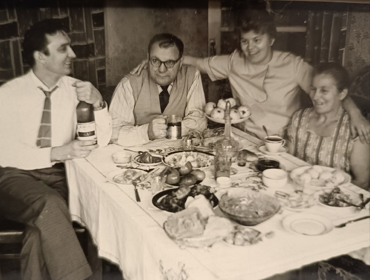 Папа, мама, бабушка и дедушкой. Год примерно 1961, г. Миллерово.
