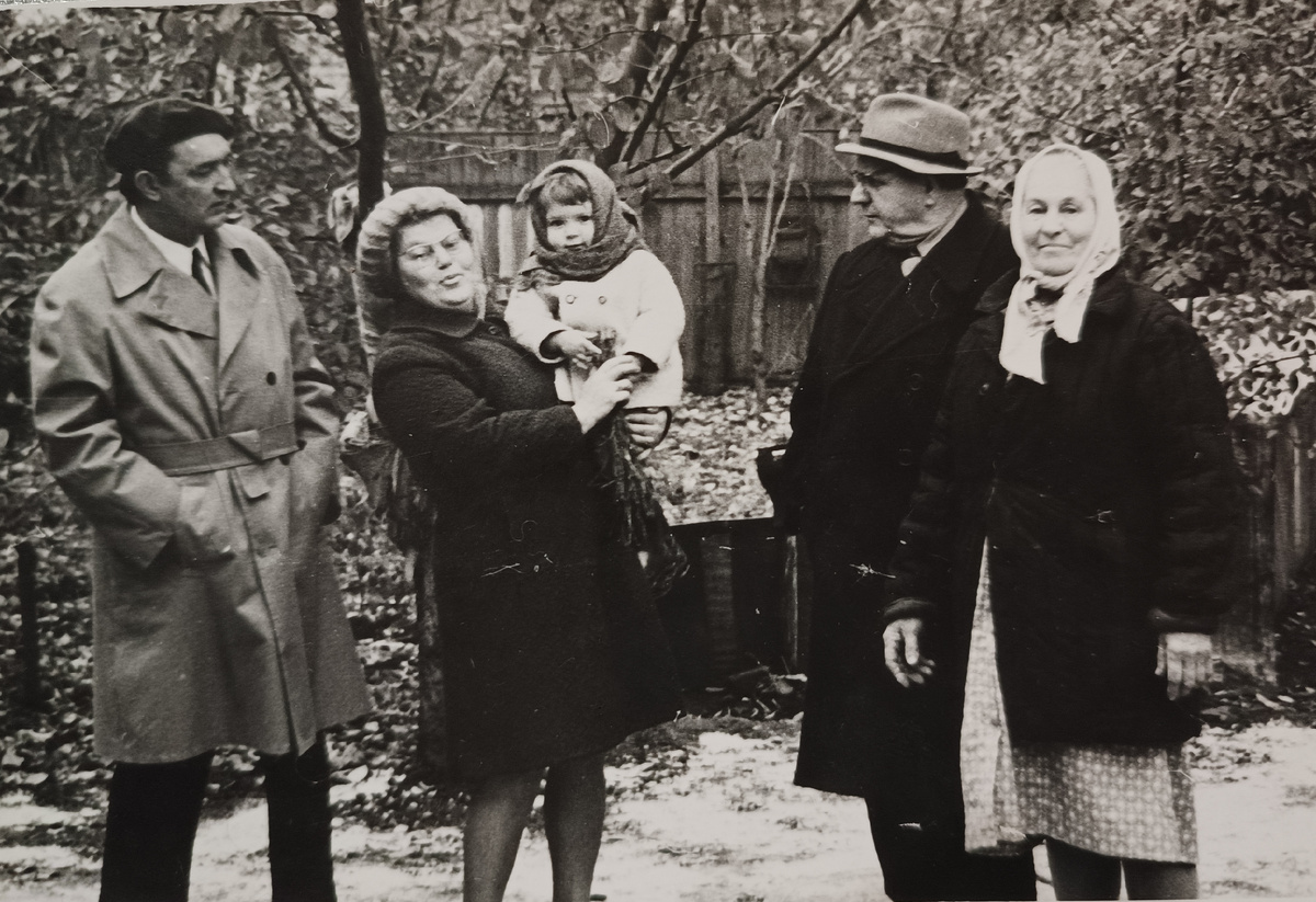 Папа, мама со мной, бабушка с дедушкой. Год примерно 1975, г. Миллерово