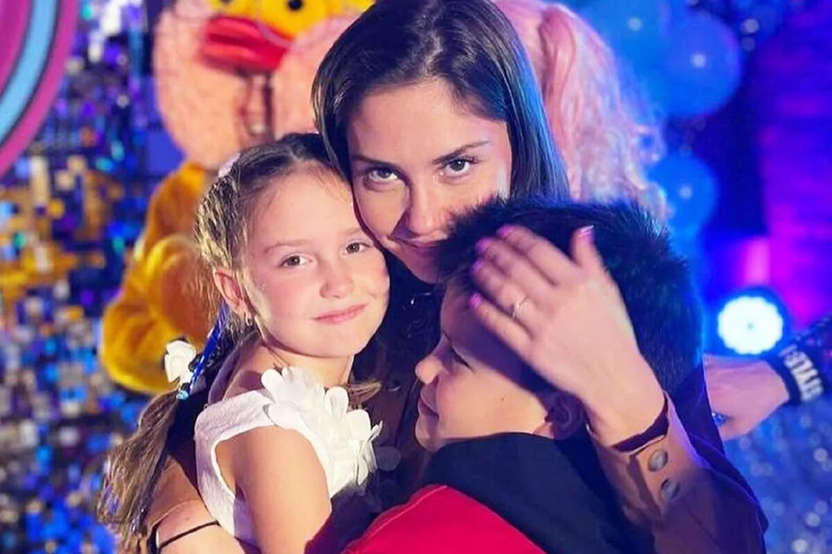  Агата Муцениеце с сыном Тимофеем и дочкой Мией / Фото: соц. сети