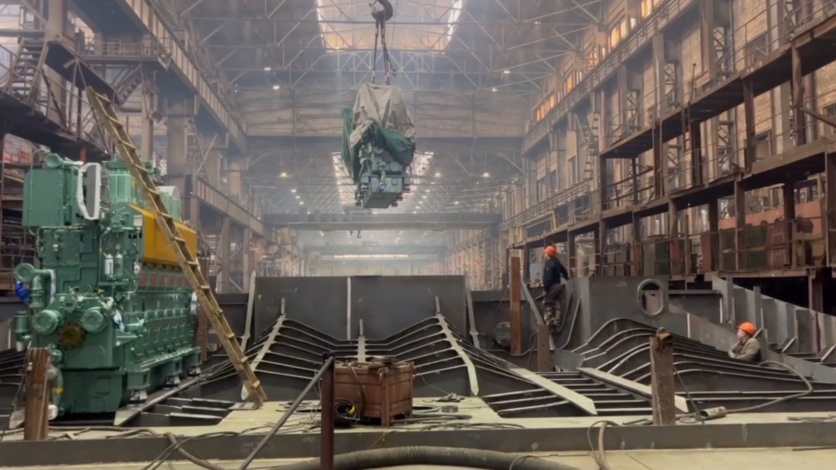   Погрузка главного двигателя на сухогруз проекта RSD59ARC