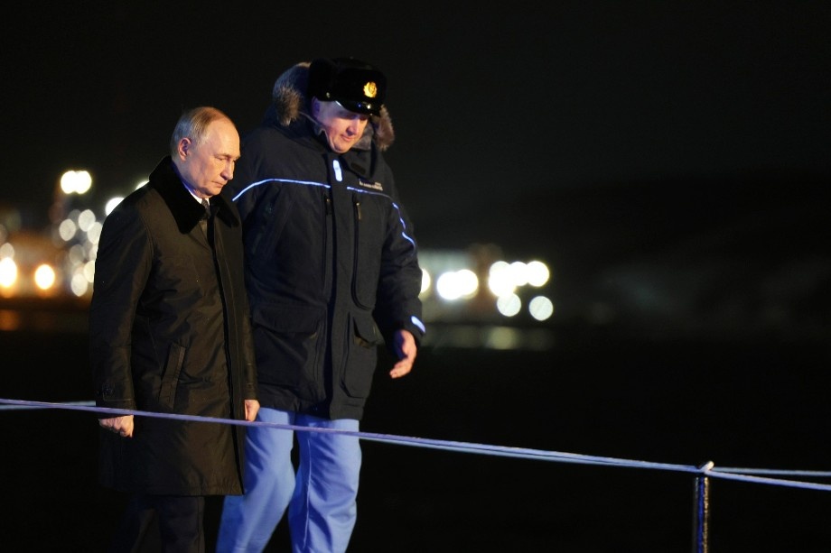 Владимир Путин с командиром «Архангельска» Александром Гладковым во время посещения атомного подводного крейсера. | Фото: официальный сайт президента РФ