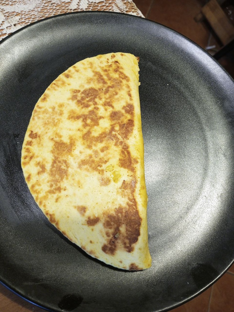 Вот такая румяная штучка. Разрезала на 4 части треугольничками