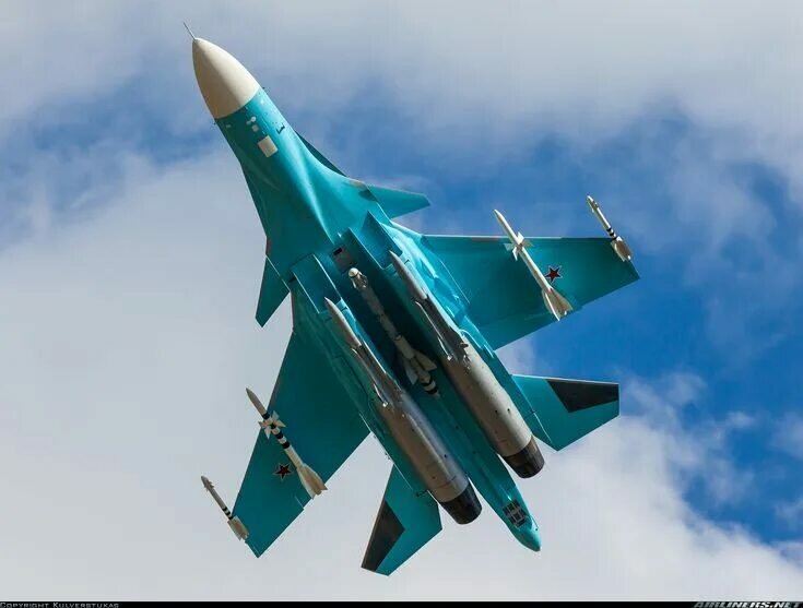 В сети появилась видеозапись боевого вылета бомбардировщика Су-34, где он сбрасывает авиабомбы ФАБ-3000 с модулем планирования, демонстрируя высокую точность и мощность удара.