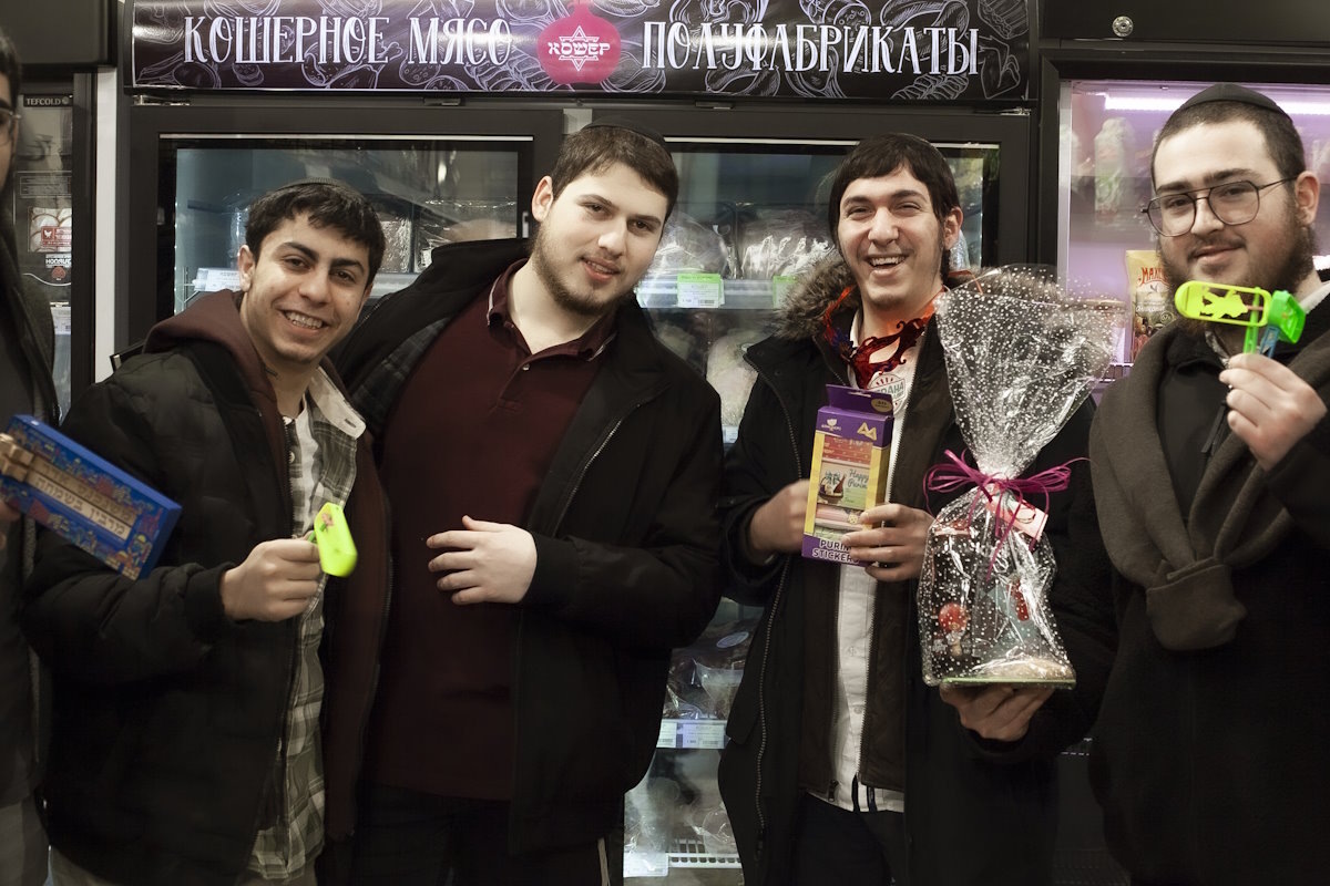 Члены еврейской общины Петербурга запасаются пуримскими подарками в магазине "Кошер" при Синагоге. Фото jeps.ru 