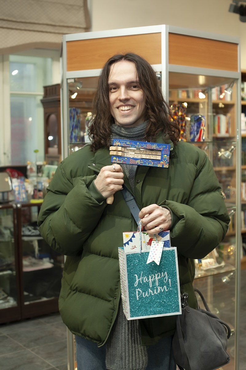 Члены еврейской общины Петербурга запасаются пуримскими подарками в магазине "Кошер" при Синагоге. Фото jeps.ru 