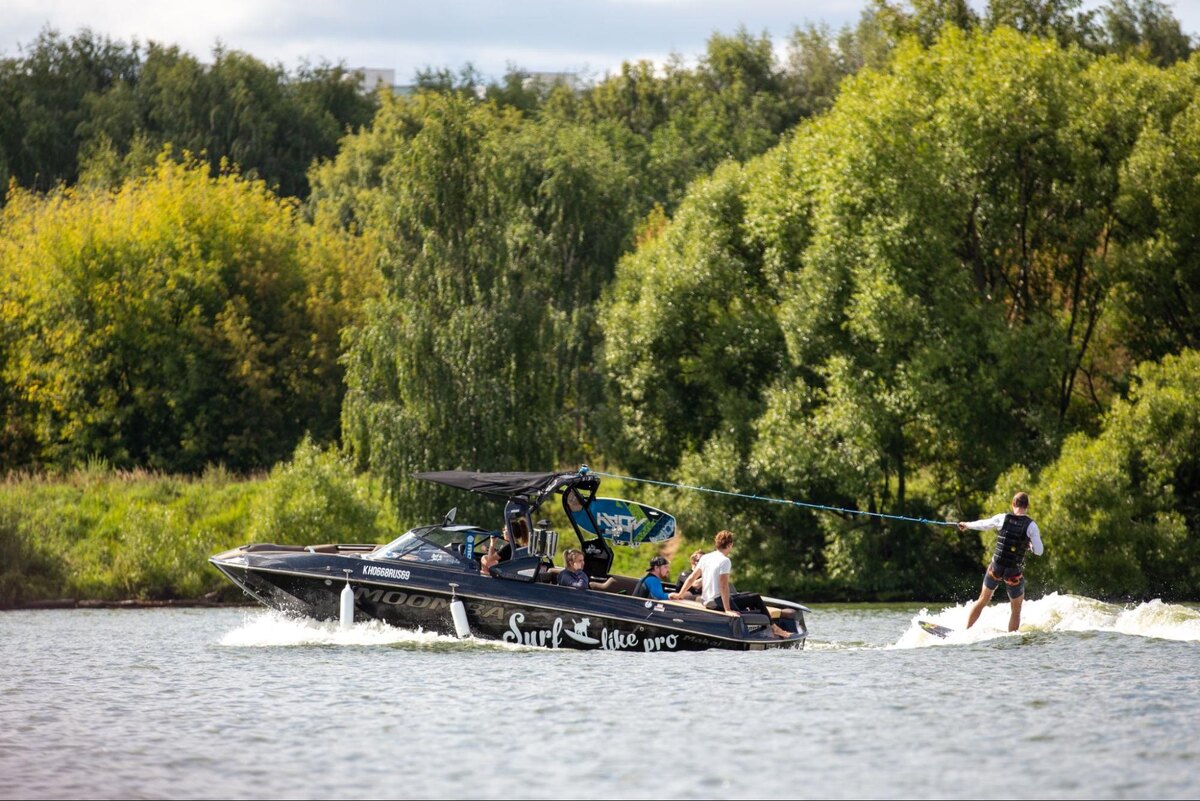 В районе Покровское-Стрешнево большой выбор водных активностей. Можно почувствовать себя на отдыхе на побережье, не выезжая из столицы