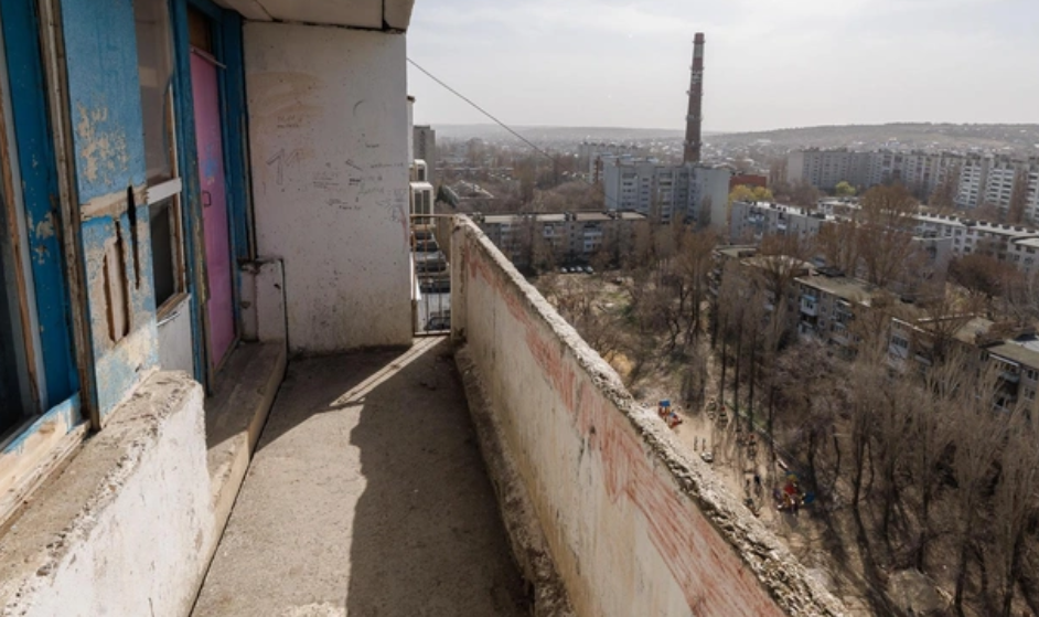 Фото балкона, откуда упали школьницы: Алексей Волхонский / V1.RU