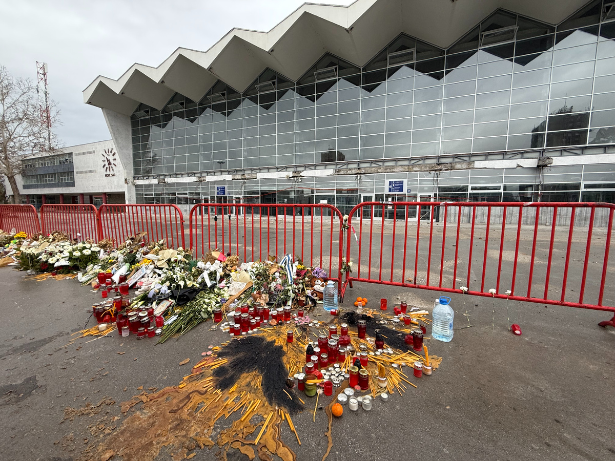 Вокзал в городе Нови-Сад после трагедии