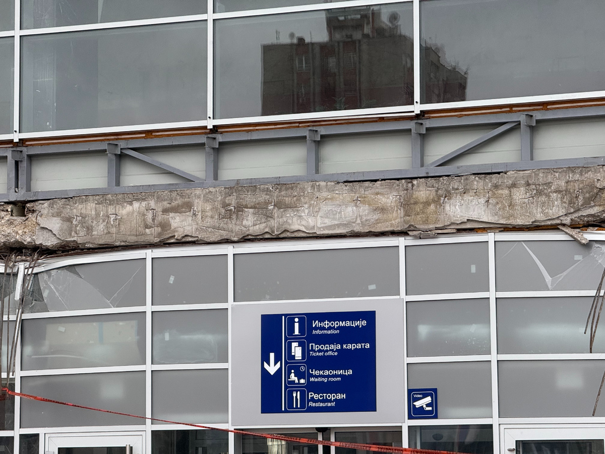 Вокзал в городе Нови-Сад после трагедии