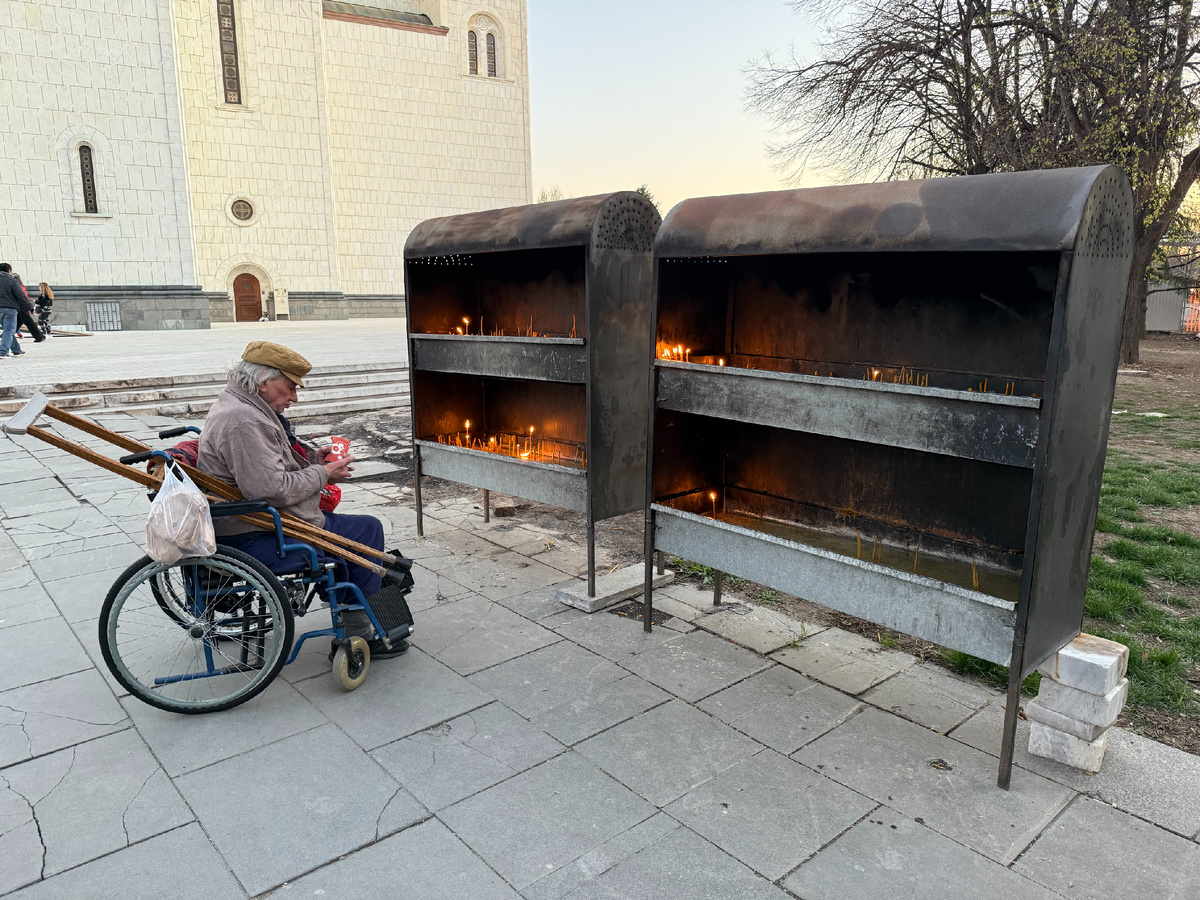 Церковь Святого Саввы в Белграде. В Сербии, как и в Румынии, ставят свечки в специальных ящиках у входа в храм. Верхний ряд за здравие, нижний - за упокой.