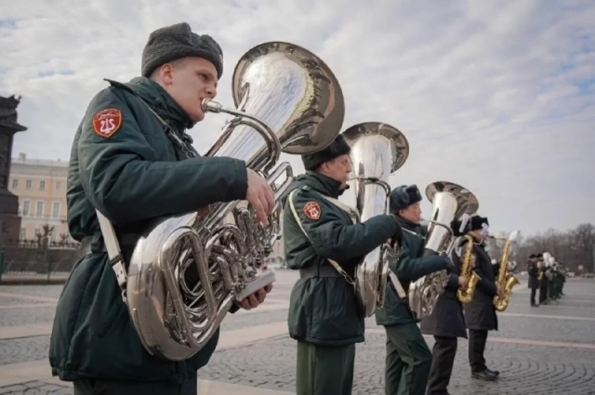    На Дворцовой площади начались репетиции парада к 80-летию Победы