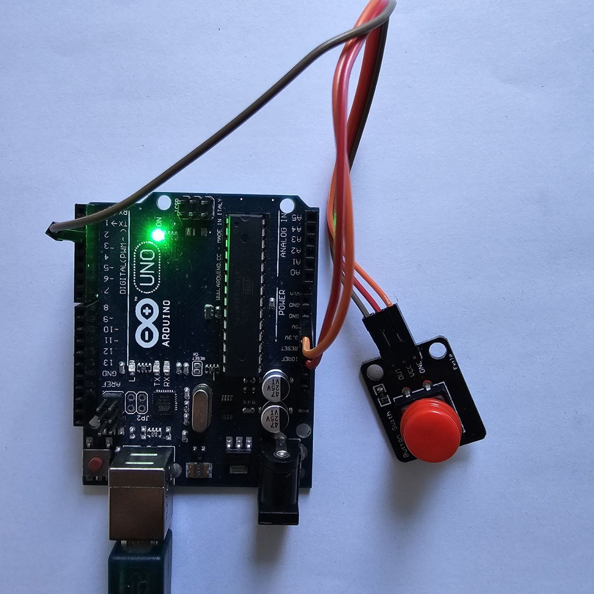 Сборка Arduino Uno + кнопка для игры. Сигнальный контакт кнопки подключен к порту 2.