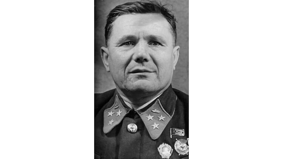 «Местность,— писал генерал Еременко (на фото),— была очень тяжелой для действия всех родов войск, но зато здесь противник меньше всего ожидал действия наших войск».📷Фото: Фотоархив журнала «Огонёк» / Коммерсантъ