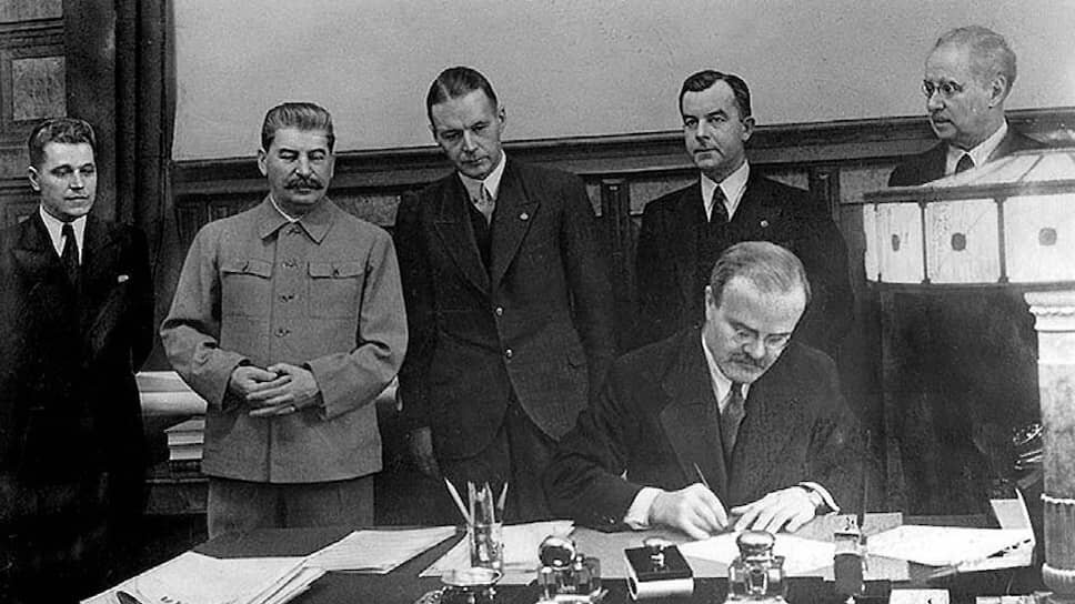    «Советское правительство,— говорилось в сообщении ТАСС,— рассчитывало на то, что после заключения советско-латвийского Пакта взаимопомощи (на фото) Латвия выйдет из военного союза с другими прибалтийскими государствами».