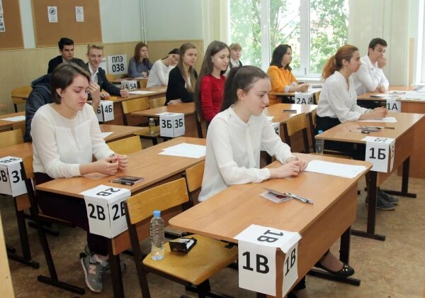 В трёх субъектах России школьники будут сдавать ОГЭ только по двум предметам. Обложка © Shutterstock / FOTODOM / KATTY ELIZAROVA