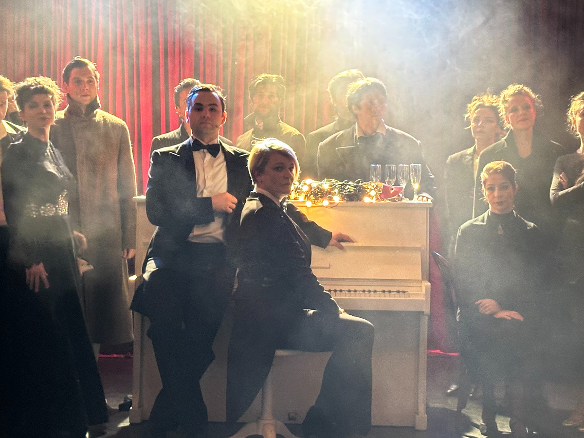 сцена из спектакля