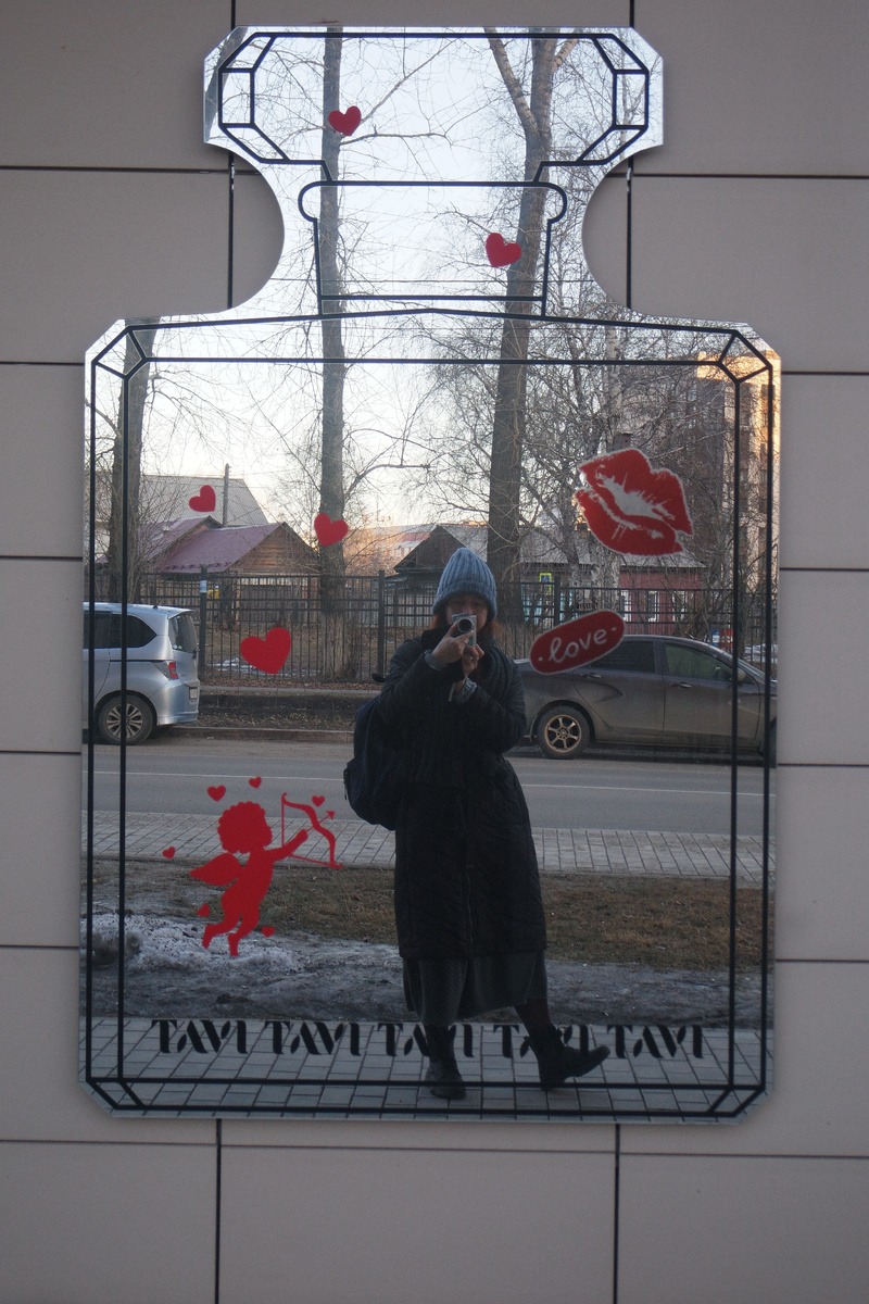 автор канала в витрине улицы 25-го Октября