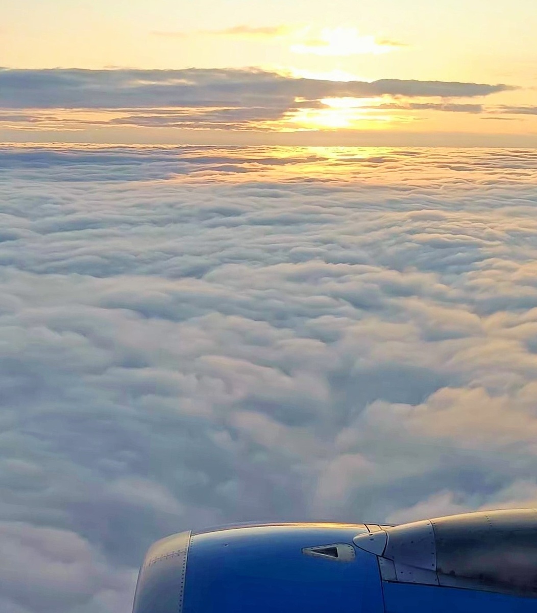 Встречать рассвет на подлёте к новому городу, что может быть прекрасней! Фото автора