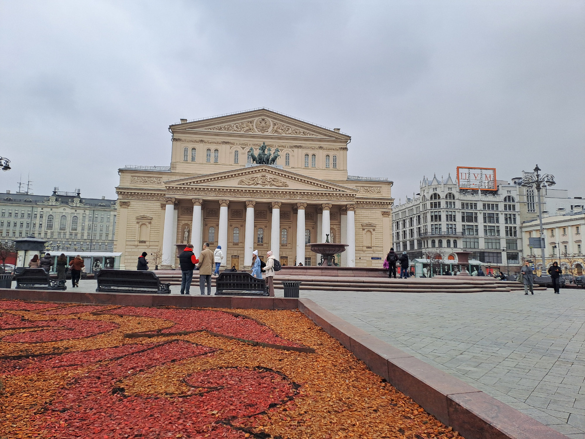 На остановке Театральная площать. Вид на Большой театр.