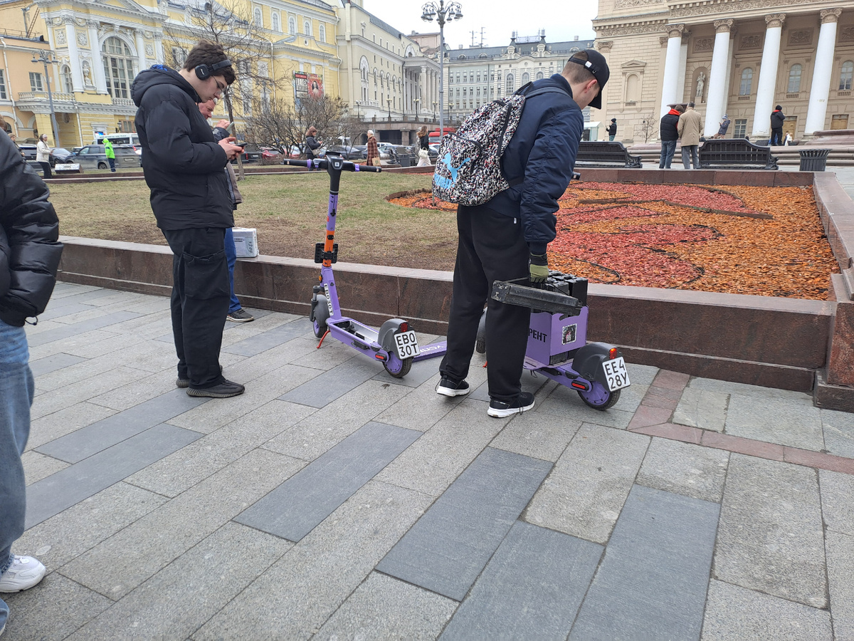 Посмотрела, как меняют аккумулятор на самокате.