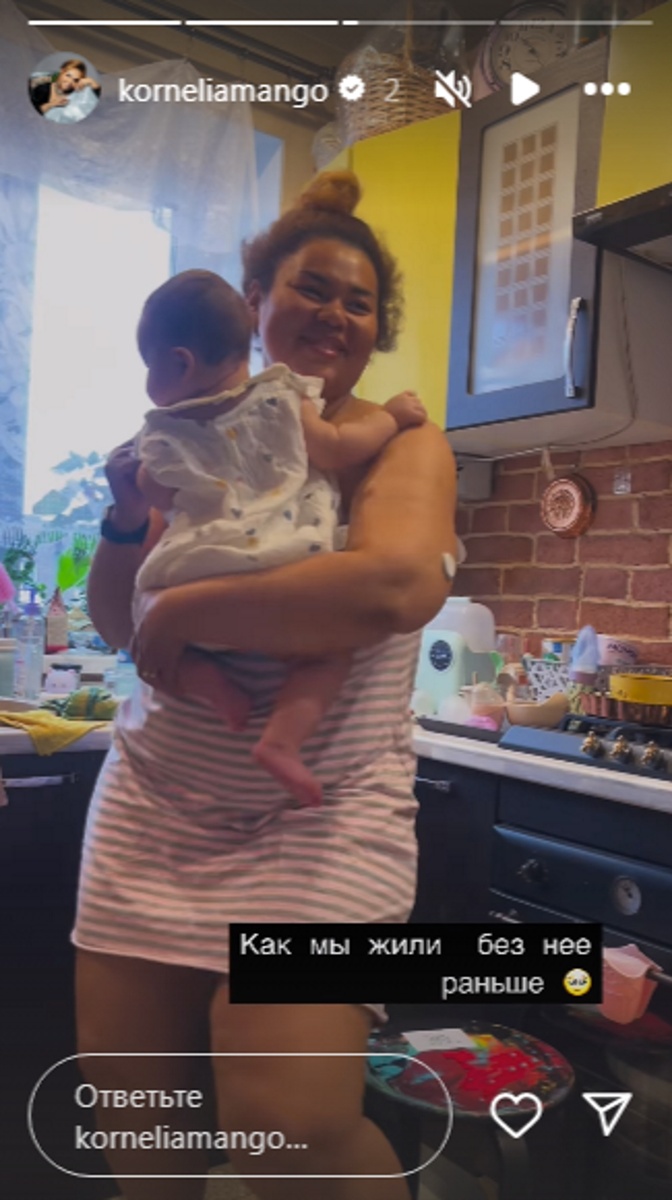 Корнелия Манго с дочкой на кухне. Фото: соцсети