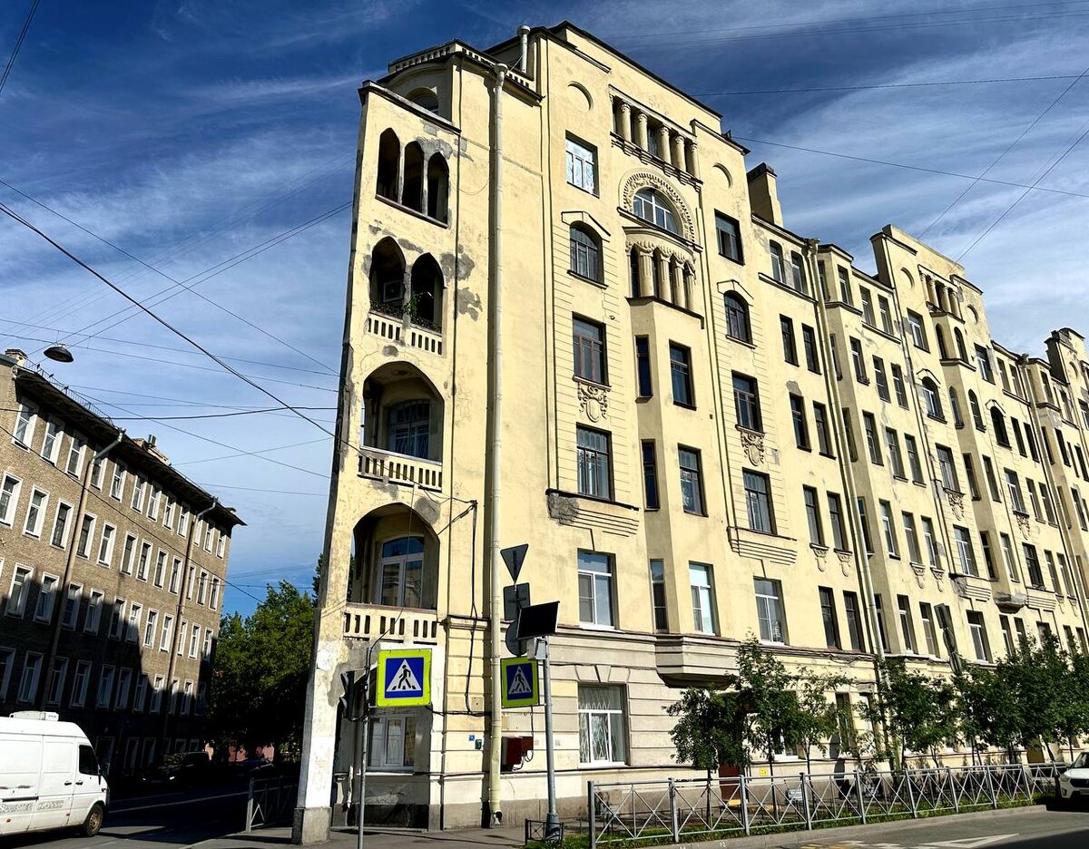 Квартира расположена в доходном доме в стиле модерн, построенном в 1911-12 гг. На момент постройки дома это была самая окраина, окруженная пустырем с кустарниками и бурьяном.