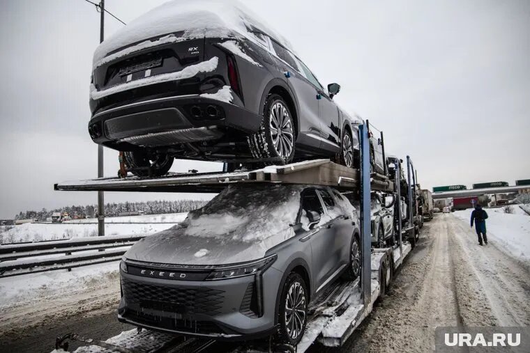 Рынок подкосил рост утильсбора, который платит каждый импортер автомобилей. Фото: Илья Московец © URA.RU