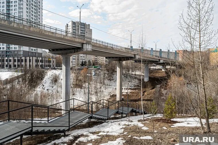 Пермяки с удовольствием гуляют по экотропе в долине Егошихи. Фото: Руслан Яроцкий © URA.RU