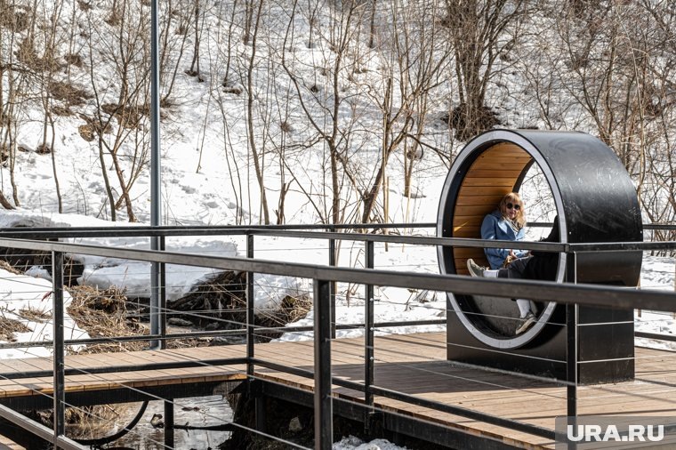 Горожане греются на солнце на новых лавочках. Фото: Руслан Яроцкий © URA.RU