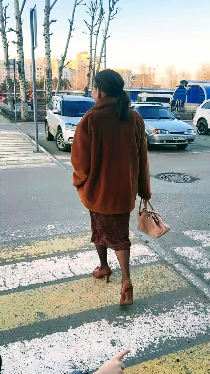 Трикотажное платье с лёгким меховым кардиганом создаёт комфортное удобство  уют на прогулке с внуком