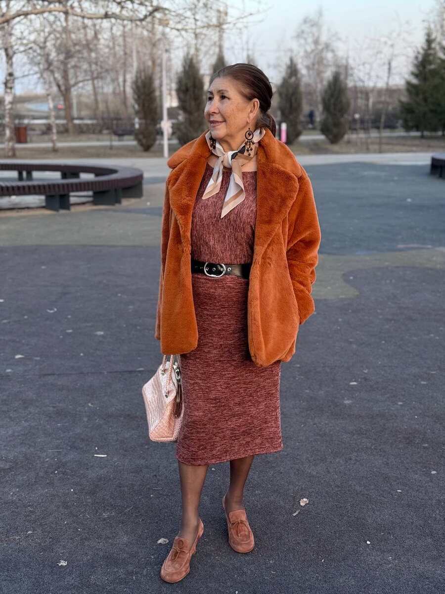 Туфли замшевые  фирмы Эконика на невысоком каблучке придают элегантность образу. 