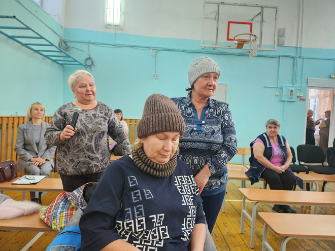 Светлана Курилова (слева) и другие жительницы жалуются на пыль и просят благоустроить дороги