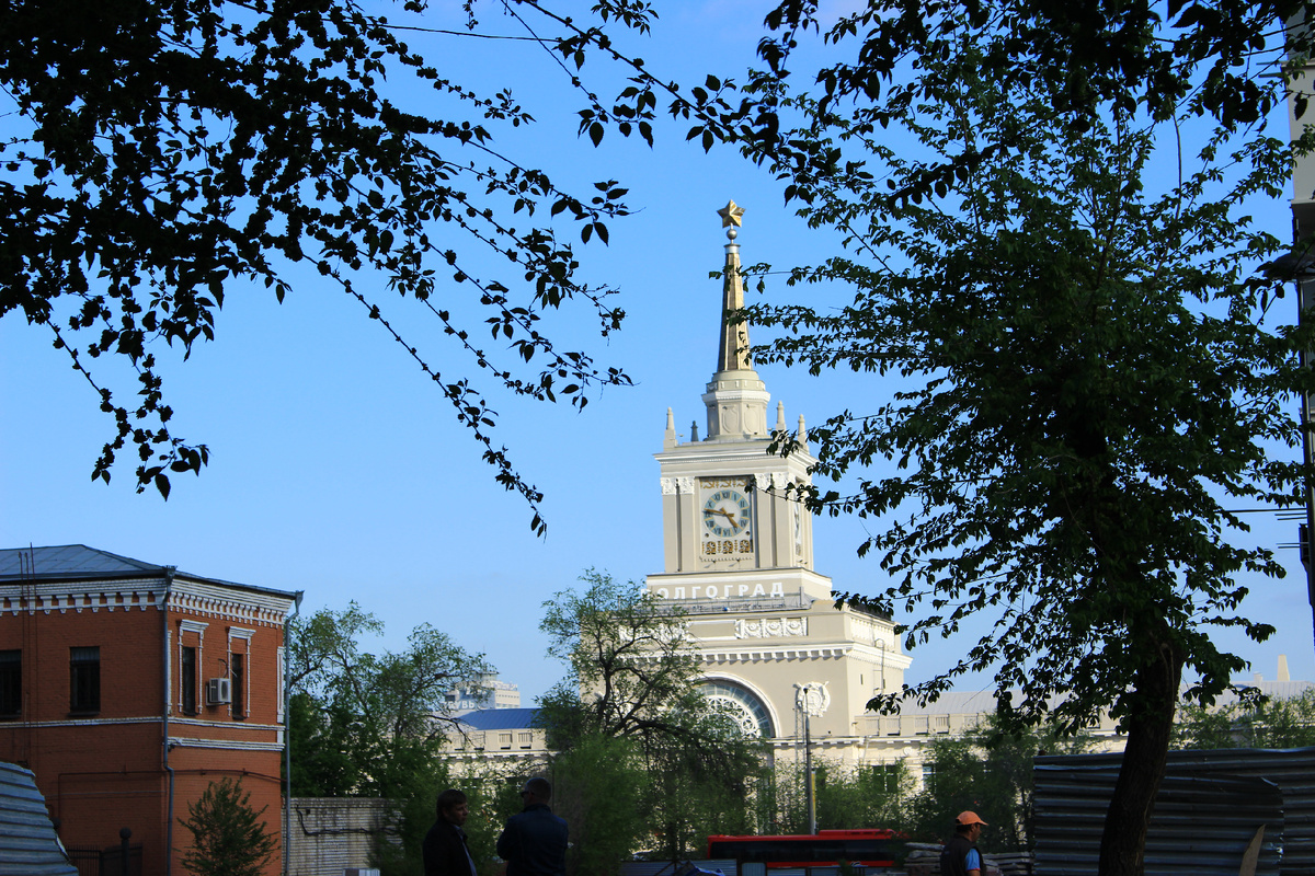 Здание ж/д вокзала с улицы Пархоменко