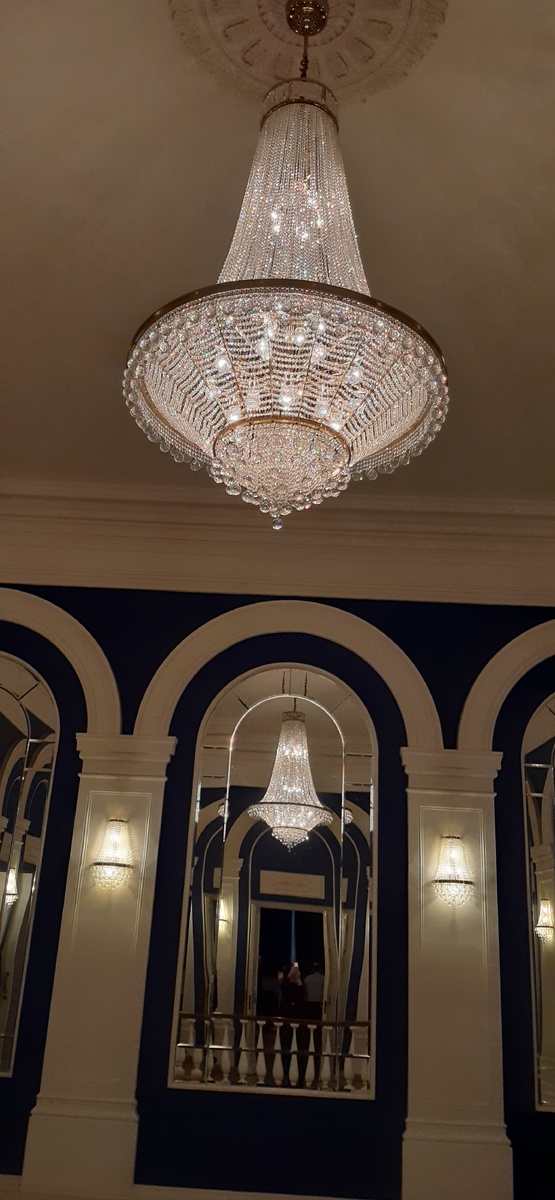 В фойе театра МАМТ.