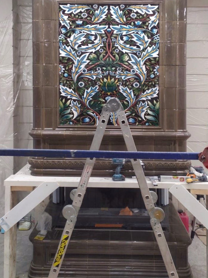 На фронтальной части камина — панно с дубовыми листьями, отсылающее к фамилии владельцев дома