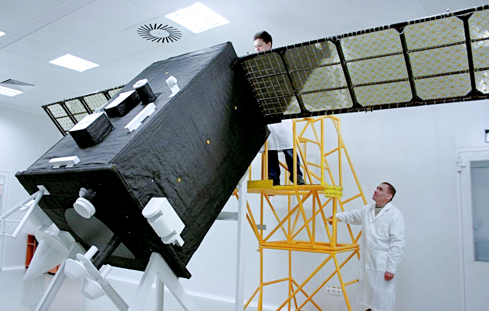 Российские конструкторы тестируют малый космический аппарат "Аист 2Д". Снимок: wifi.kz