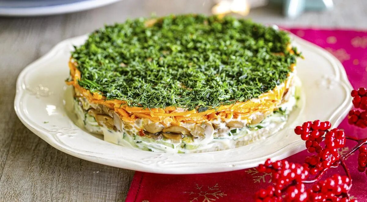 Салат с шампиньонами, курицей и корейской морковью  📷
