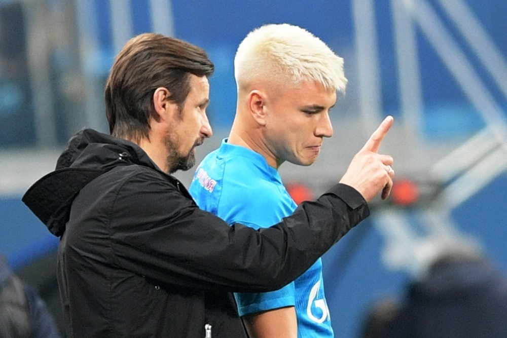    Все свои трофеи в карьере Андрей Мостовой завоевал под руководством главного тренера "Зенита" Сергея Семака. Именно Семак был инициатором приглашения полузащитника в питерский клуб. / Фото: РИА Новости