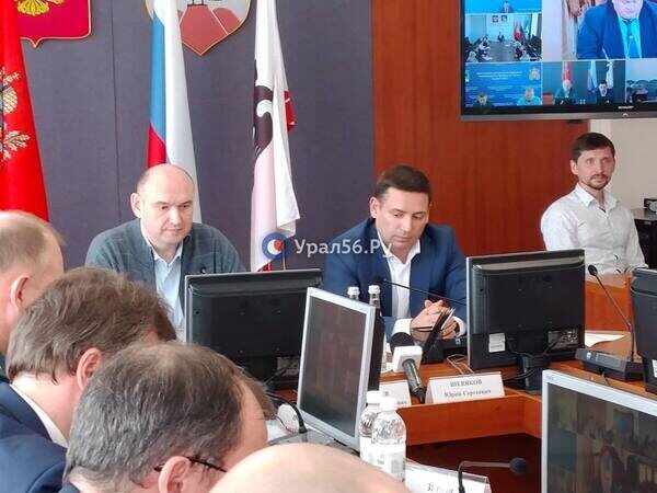    В Орск вместе с врио губернатора прибыл Юрий Шевяков — один из руководителей администрации президента РФ