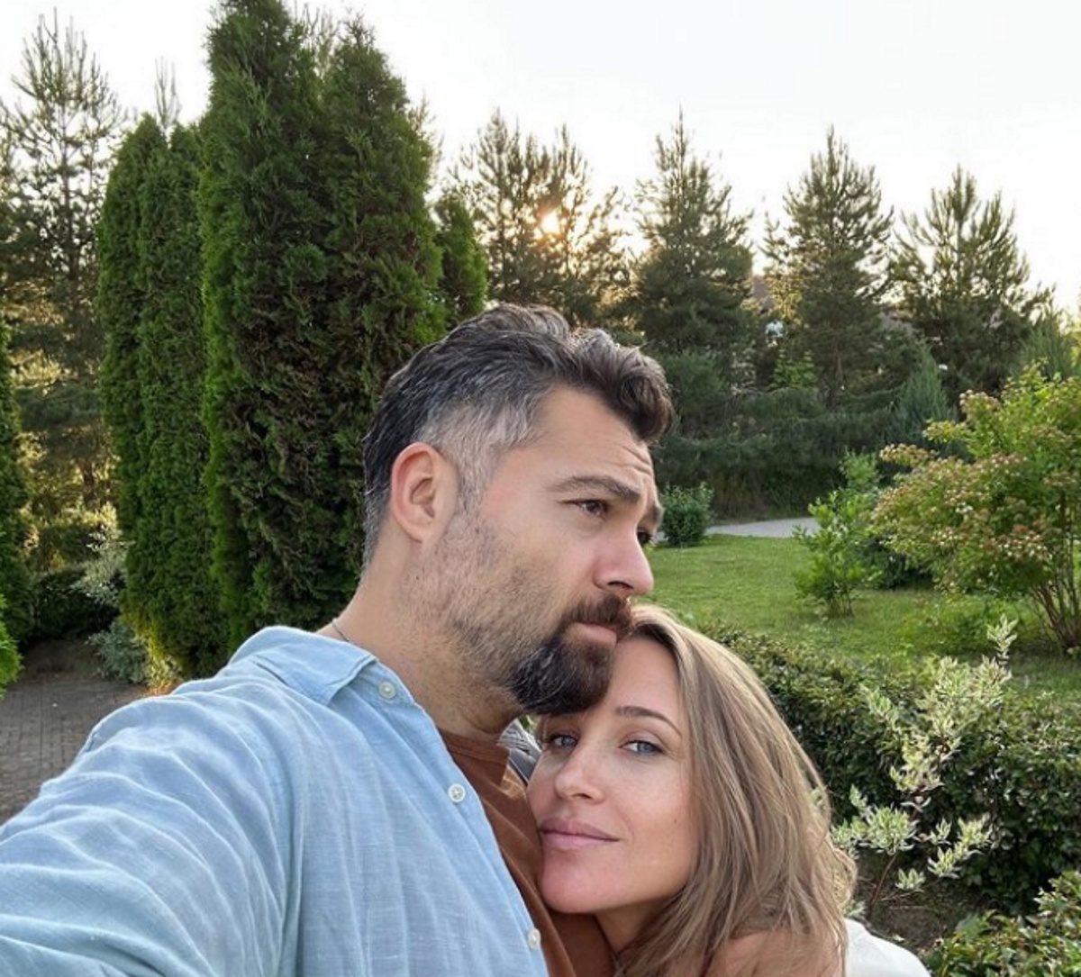 Юлия Ковальчук во всем поддерживает Алексея Чумакова. Фото: соцсети