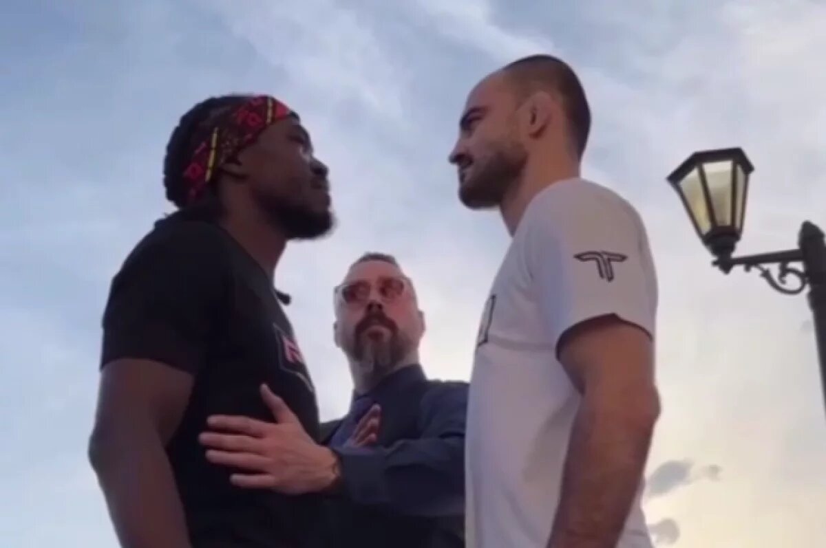    Омский боец Андрей Корешков провел битву взглядов перед поединком в PFL