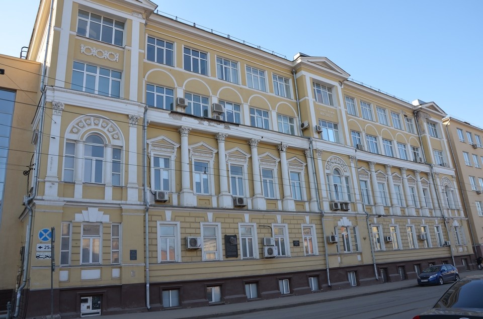    Когда-то в доме купца Рычина располагалась Мариинская женская гимназия, а теперь - архитектурно-строительный университет. Ирина ШВЫРКАЕВА