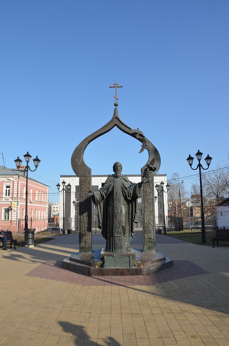    Рядом с храмом расположен сквер с памятником Сергию Радонежскому. Ирина ШВЫРКАЕВА