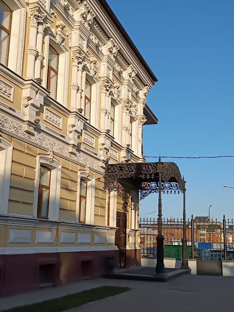    Крыльцо особняка Чеснокова. Сейчас здание принадлежит частной фирме, и попасть туда нельзя. Ирина ШВЫРКАЕВА