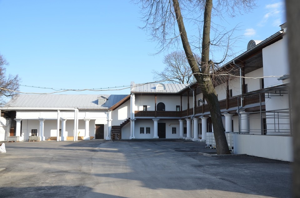    Во дворе усадьбы Рябининой располагались конюшня, оранжерея, хозпостройки и большой сад, который доходил до самой кромки Почаинского оврага. Ирина ШВЫРКАЕВА