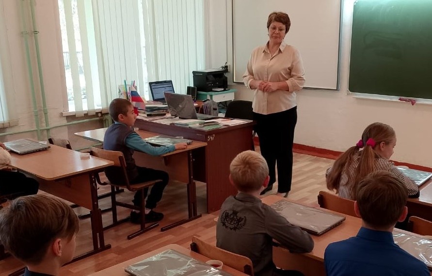 урок труда в 4 классе)