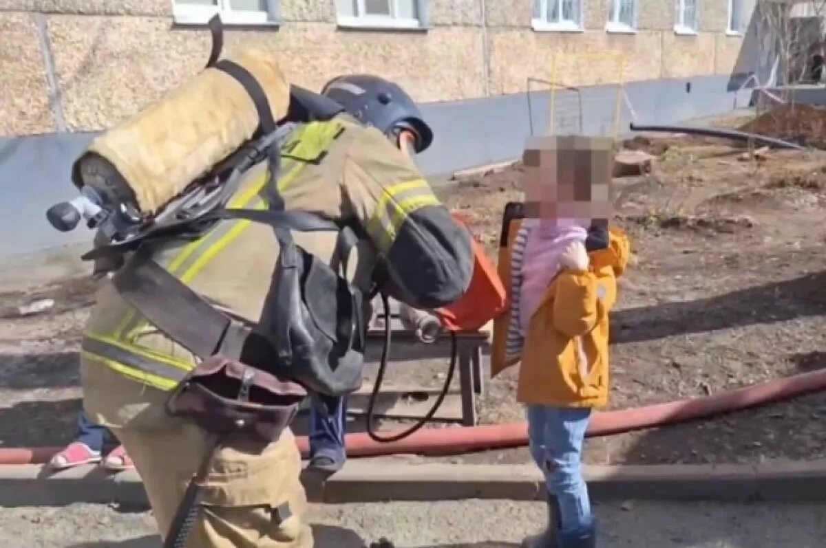    В Ижевске пожарные спасли бабушку с внучкой из горящей многоэтажки