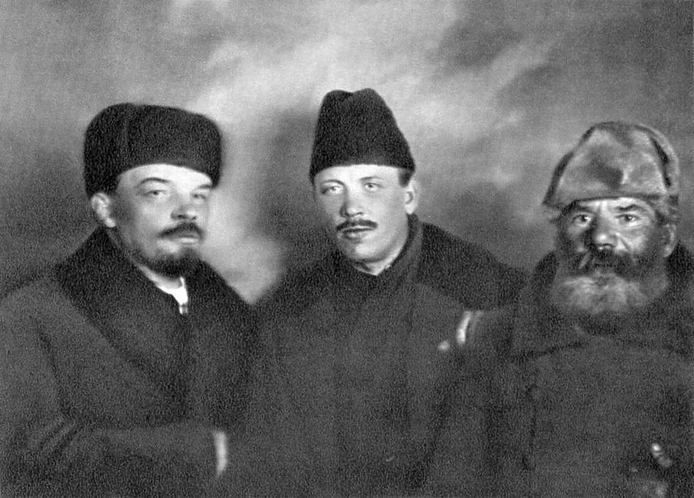 В. Ленин, Д. Бедный и, видимо, настоящий бедный Демьян.   
