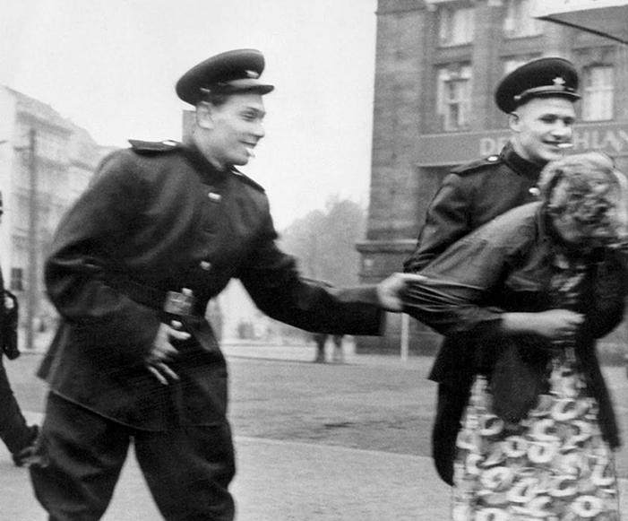 Что СМЕРШ сделал с лейтенантом, который попытался изнасиловать мирную девушку и убил