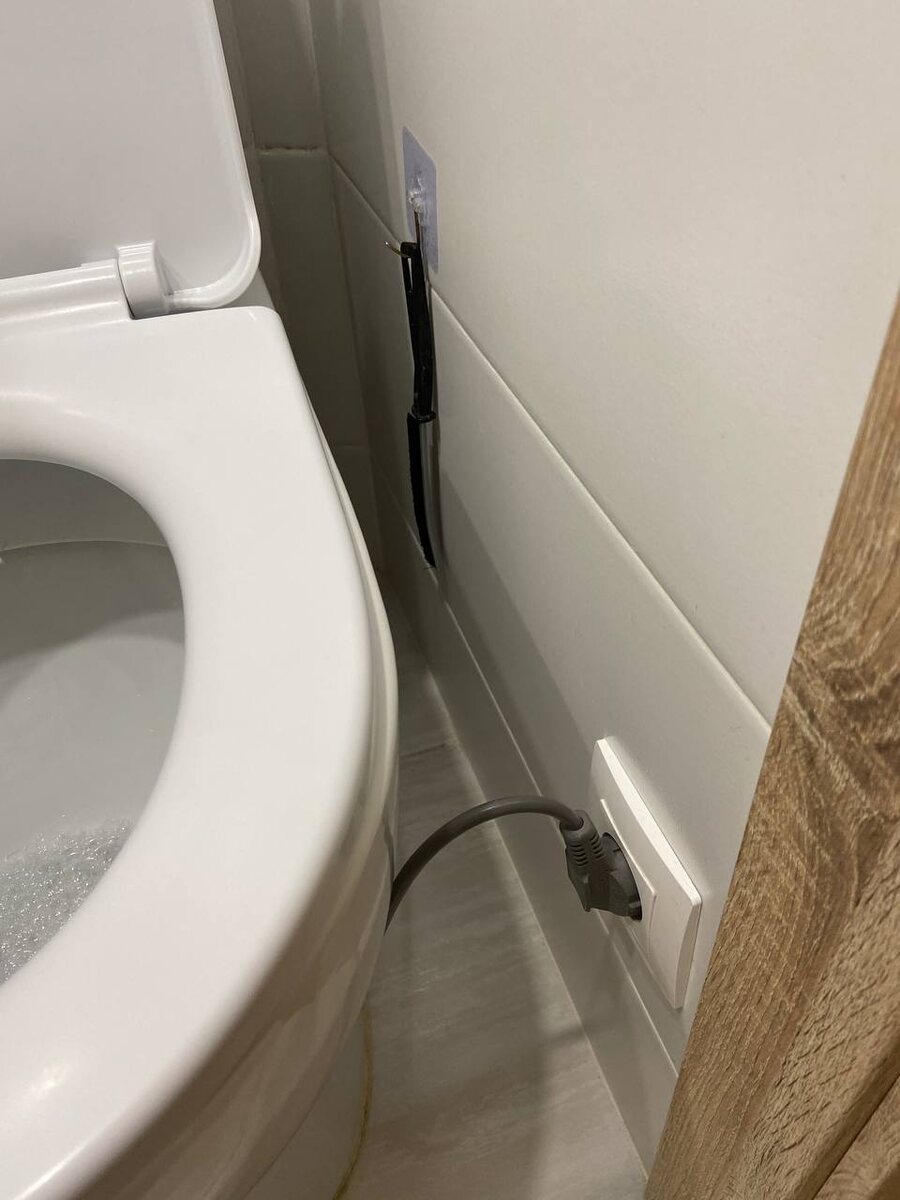 Вот так выглядит розетка в использовании. Не было за несколько лет эксплуатации нареканий и проблем. Единственное - я бы сейчас установила розетку с крышком для защиты от брызг воды, которые бывают, если неаккуратно сливать воду с половой водой в унитаз.